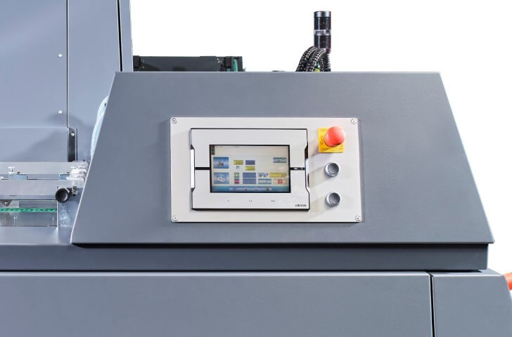 [Translate to Polnisch:] Touch panel of the KAMA ComCut 76 die cutting machine