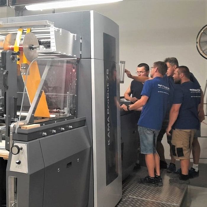 Operators at the newly installed die-cutting and hot stamping machine KAMA ProCut 76 Foil for finishing book covers