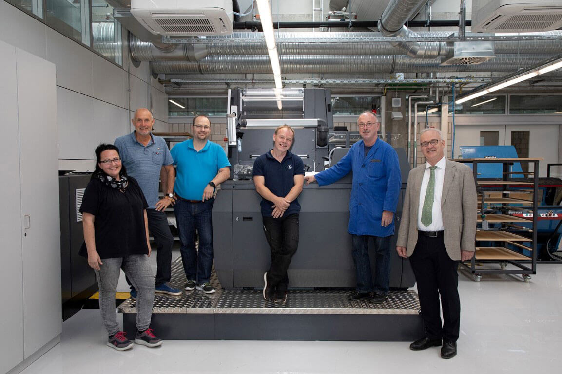 JGS team with the newly installed KAMA ProCut 76 Foil die cutter